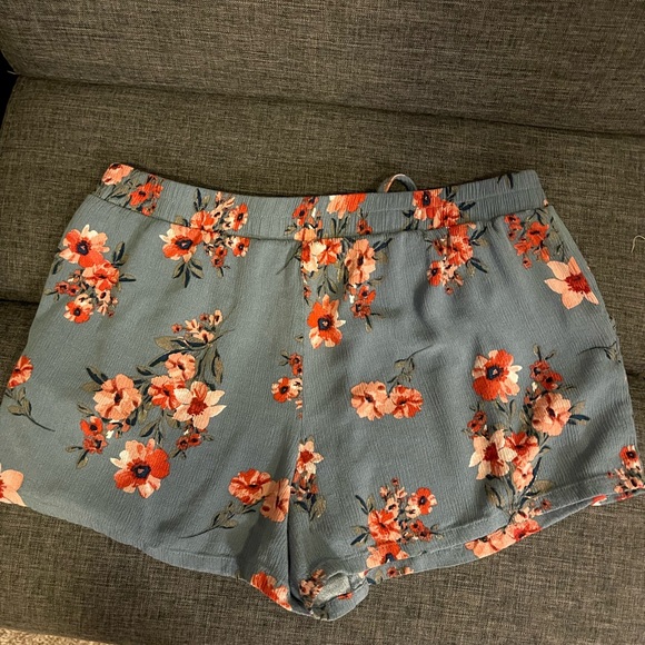 Flora Shorts - Picture 2 of 3